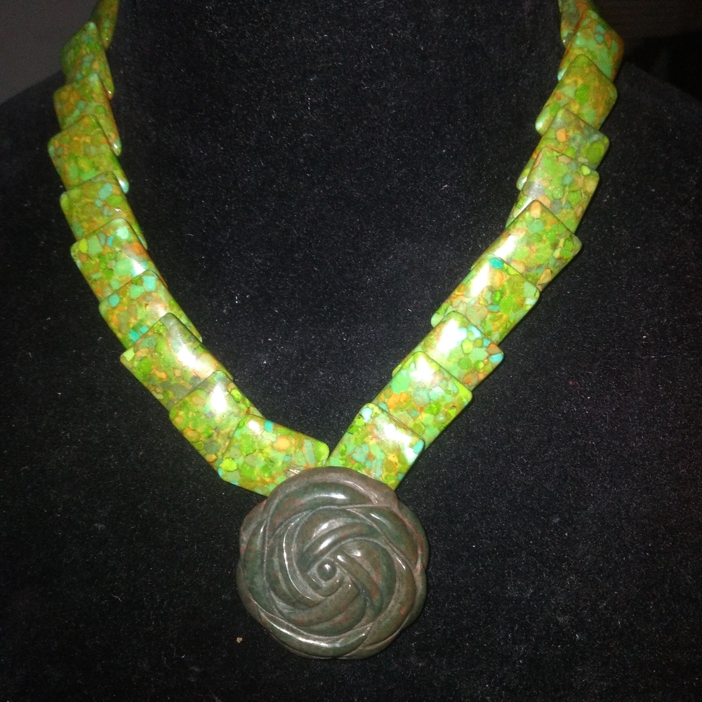 Green Stone Vintage Flower necklace